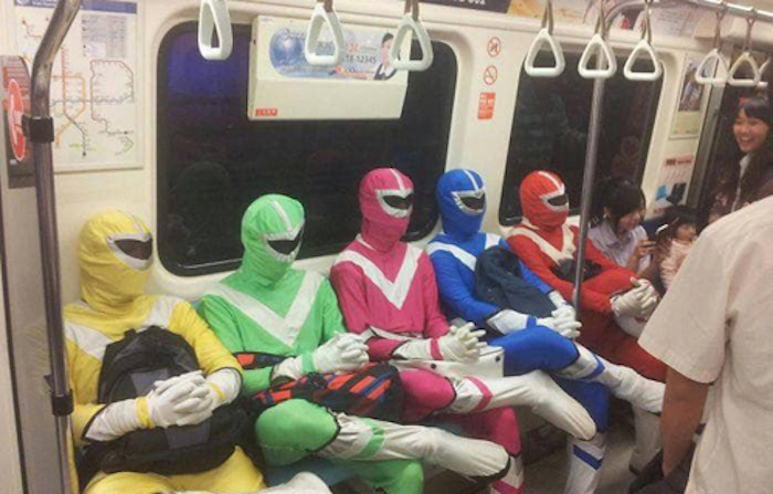 Những vị khách quái dị trên tàu điện - 3