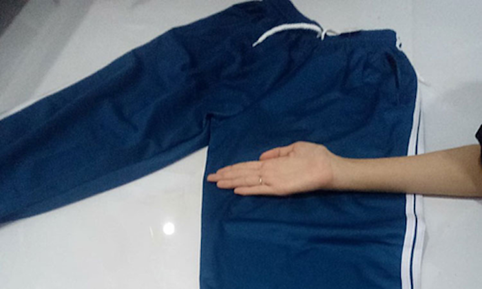 Quần thể dục khổng lồ khiến nữ sinh méo mặt - 2