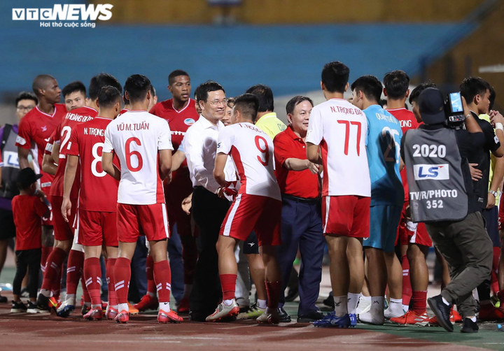 Bộ trưởng Nguyễn Mạnh Hùng dự khán derby Thủ đô, xuống sân gặp gỡ CLB Viettel - 11