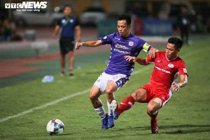 Bộ trưởng Nguyễn Mạnh Hùng dự khán derby Thủ đô, xuống sân gặp gỡ CLB Viettel - 4