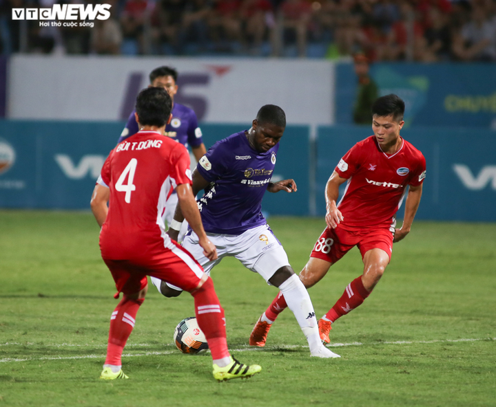 Bộ trưởng Nguyễn Mạnh Hùng dự khán derby Thủ đô, xuống sân gặp gỡ CLB Viettel - 8