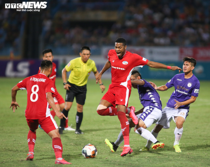 Bộ trưởng Nguyễn Mạnh Hùng dự khán derby Thủ đô, xuống sân gặp gỡ CLB Viettel - 5