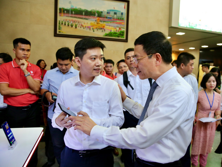 Vinsmart phát triển thành công điện thoại 5G - 3