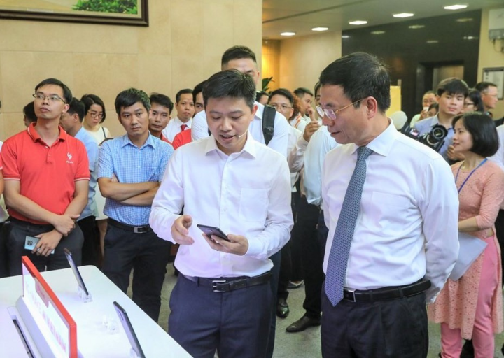 Vinsmart phát triển thành công điện thoại 5G - 4