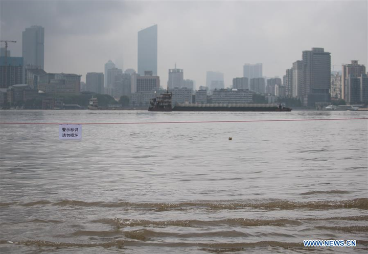 Ảnh: Vừa hạ nhiệt sau dịch bệnh, Vũ Hán lại oằn mình chống mưa lũ - 4