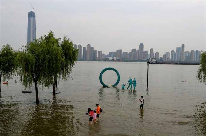 Ảnh: Vừa hạ nhiệt sau dịch bệnh, Vũ Hán lại oằn mình chống mưa lũ - 3
