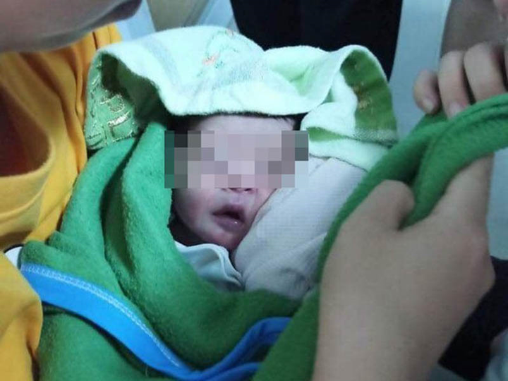 Bé trai sơ sinh bị bỏ rơi trên ghế đá ở TP.HCM - 1