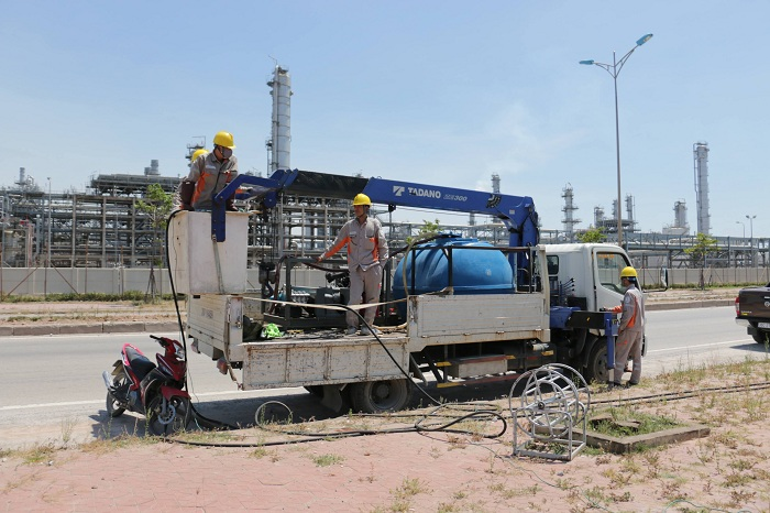 Thợ điện nhọc nhằn dưới trời nắng gay gắt - 1