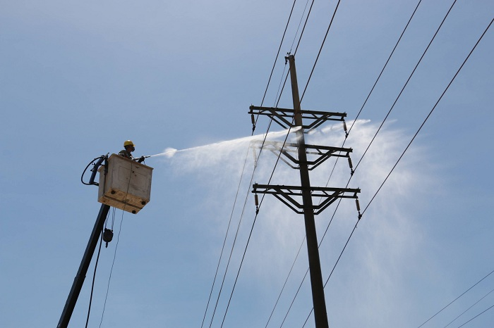 Thợ điện nhọc nhằn dưới trời nắng gay gắt - 3