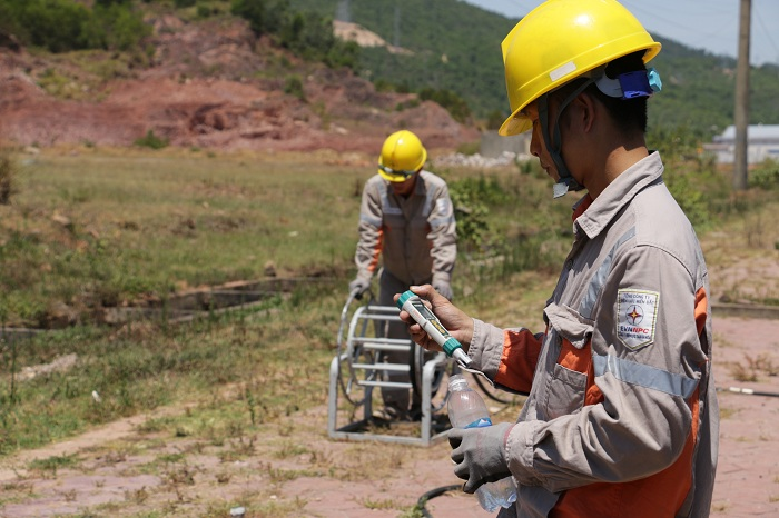 Thợ điện nhọc nhằn dưới trời nắng gay gắt - 4