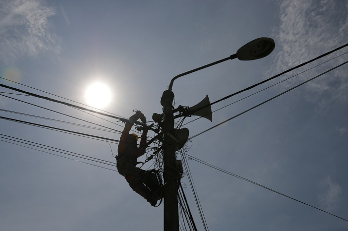 Thợ điện nhọc nhằn dưới trời nắng gay gắt - 10