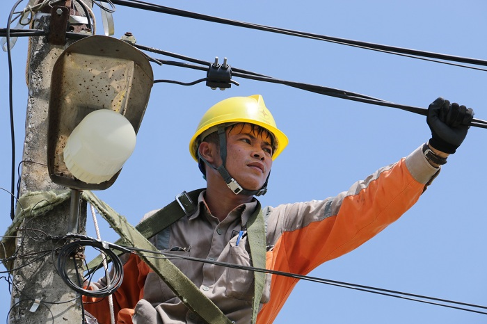 Thợ điện nhọc nhằn dưới trời nắng gay gắt - 9