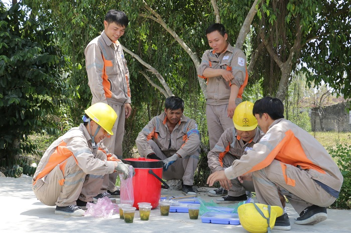 Thợ điện nhọc nhằn dưới trời nắng gay gắt - 11