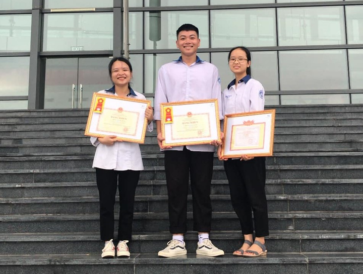 Đạt thành tích học tập 'khủng', học sinh nhận ‘mưa’ tiền thưởng - 2