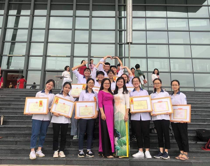 Đạt thành tích học tập 'khủng', học sinh nhận ‘mưa’ tiền thưởng - 1