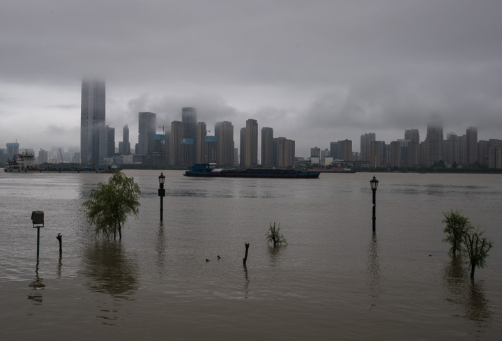 Ảnh: Vừa hạ nhiệt sau dịch bệnh, Vũ Hán lại oằn mình chống mưa lũ - 9