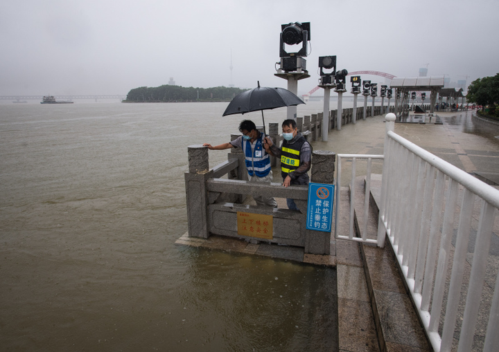 Ảnh: Vừa hạ nhiệt sau dịch bệnh, Vũ Hán lại oằn mình chống mưa lũ - 6