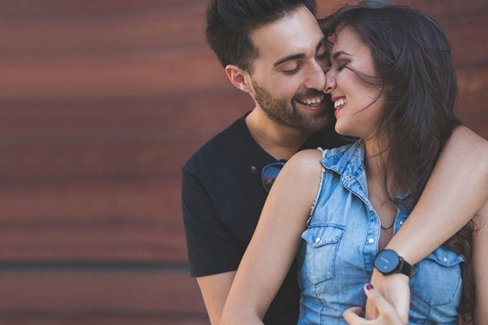 Đàn ông yêu thật lòng sẽ có 10 dấu hiệu này - 1