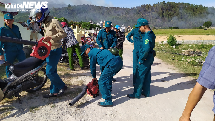 Rừng ở Thanh Hóa đang bốc cháy dữ dội giữa trời nắng gắt - 3