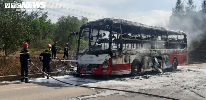 Xe khách chở 16 người cháy trơ khung trên quốc lộ ở Thừa Thiên - Huế - 1