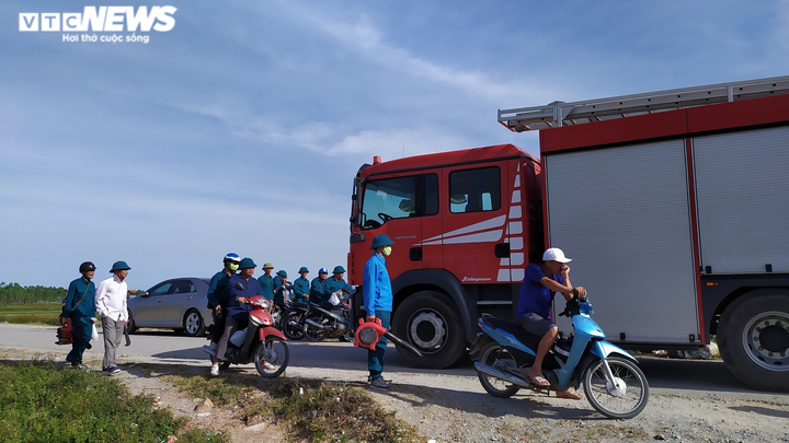 Rừng ở Thanh Hóa đang bốc cháy dữ dội giữa trời nắng gắt - 4