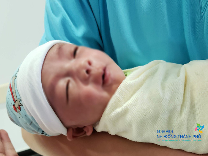 Không có người nhận, bé sơ sinh bị bỏ rơi ở hố ga được đưa vào viện mồ côi - 1