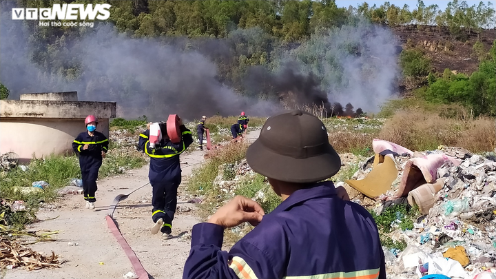 Rừng ở Thanh Hóa đang bốc cháy dữ dội giữa trời nắng gắt - 2