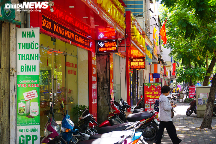 Vàng đắt chưa từng có, dân rồng rắn kéo nhau đi bán - 9