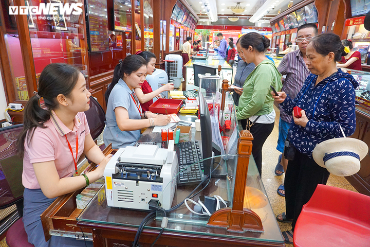 Vàng đắt chưa từng có, dân rồng rắn kéo nhau đi bán - 6