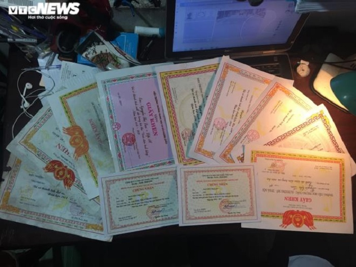 Gặp nữ sinh nhảy chân sáo khi được giấy khen gây 'bão' mạng - 2