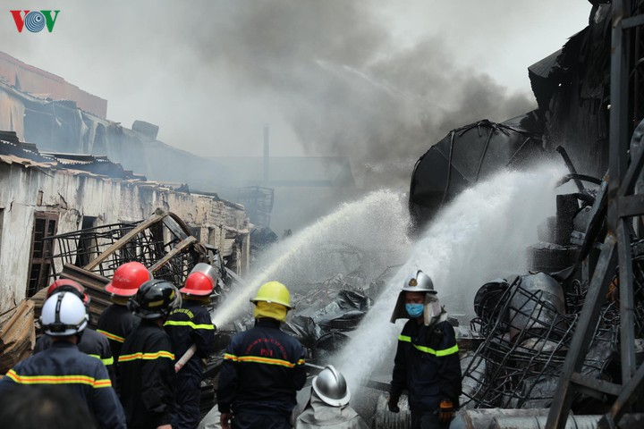 Cháy kho hóa chất ở Long Biên: Không khí có chất hóa học vượt chuẩn gần 20 lần - 3