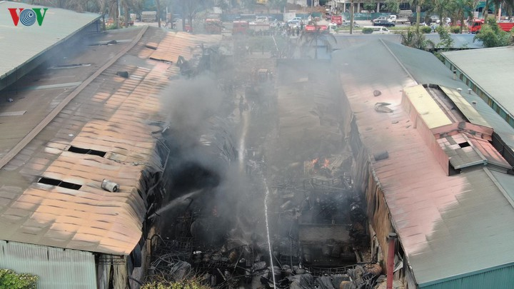 Cháy kho hóa chất ở Long Biên: Không khí có chất hóa học vượt chuẩn gần 20 lần - 4