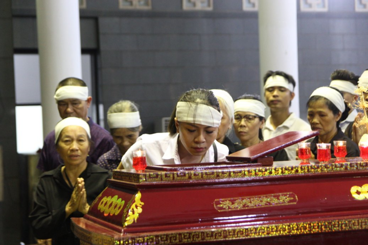 NSND Trung Anh, Xuân Bắc nghẹn ngào tiễn đưa bà Vi 'Của để dành' - 2