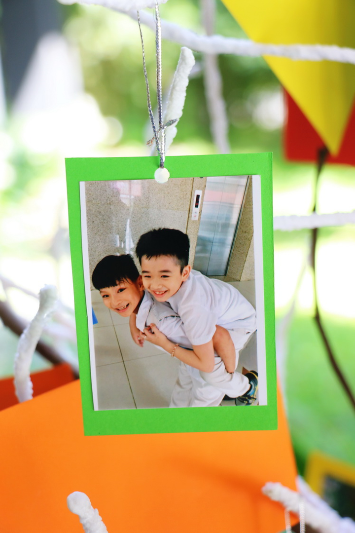 Học sinh cuối cấp tiểu học níu tay mẹ òa khóc tại lễ trưởng thành - 7