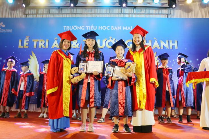 Học sinh cuối cấp tiểu học níu tay mẹ òa khóc tại lễ trưởng thành - 10