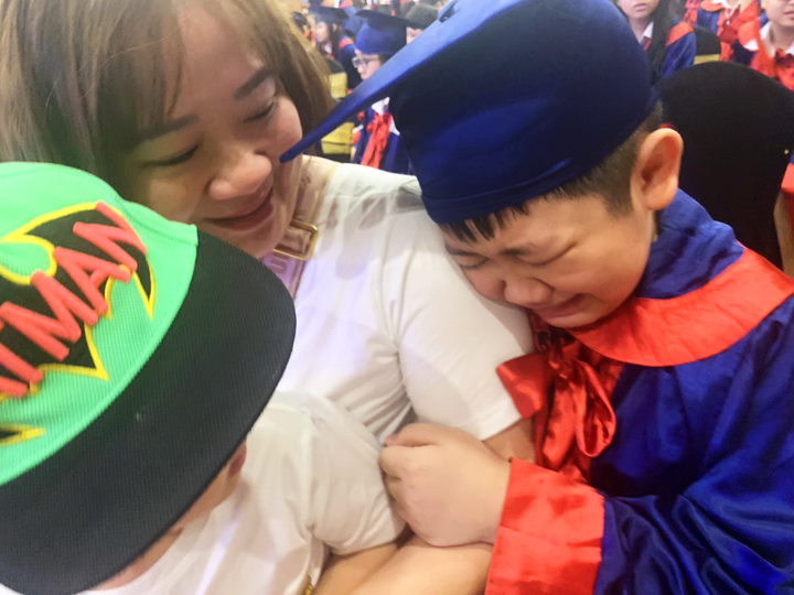 Học sinh cuối cấp tiểu học níu tay mẹ òa khóc tại lễ trưởng thành - 4