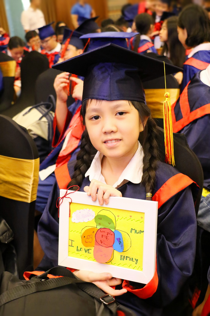 Học sinh cuối cấp tiểu học níu tay mẹ òa khóc tại lễ trưởng thành - 3