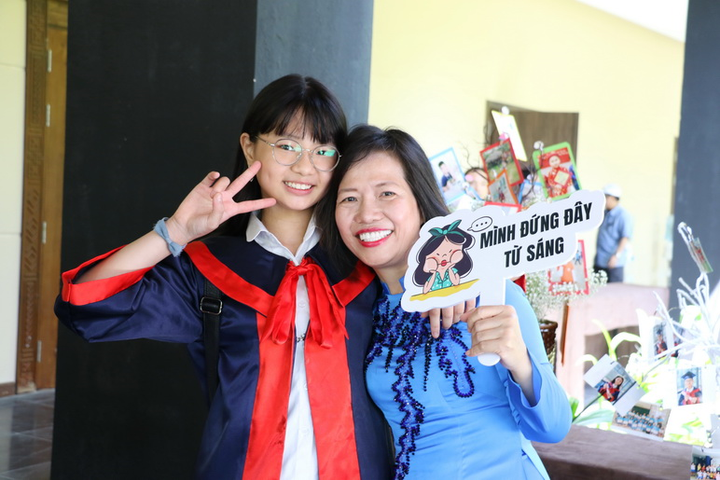 Học sinh cuối cấp tiểu học níu tay mẹ òa khóc tại lễ trưởng thành - 9