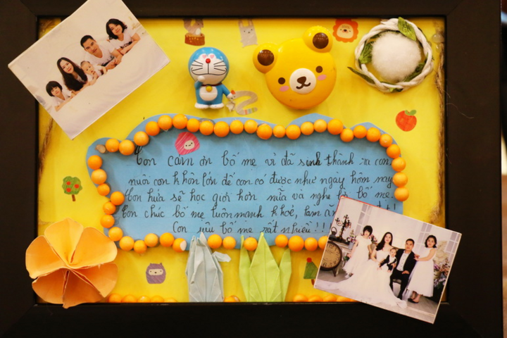 Học sinh cuối cấp tiểu học níu tay mẹ òa khóc tại lễ trưởng thành - 2