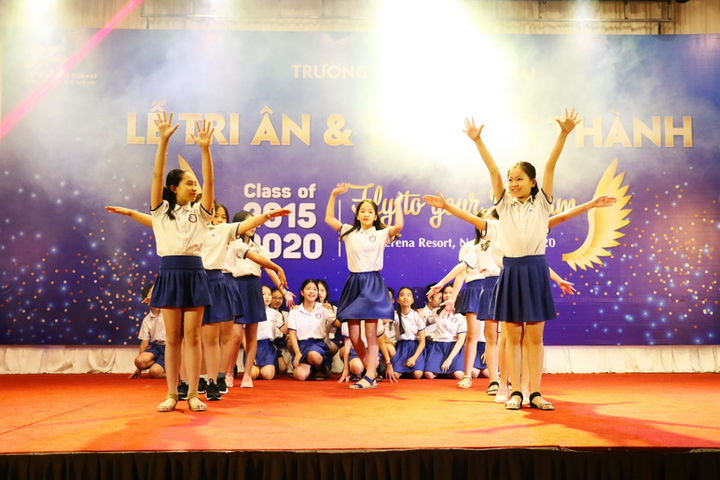 Học sinh cuối cấp tiểu học níu tay mẹ òa khóc tại lễ trưởng thành - 1