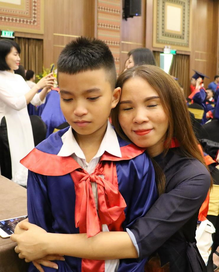 Học sinh cuối cấp tiểu học níu tay mẹ òa khóc tại lễ trưởng thành - 6