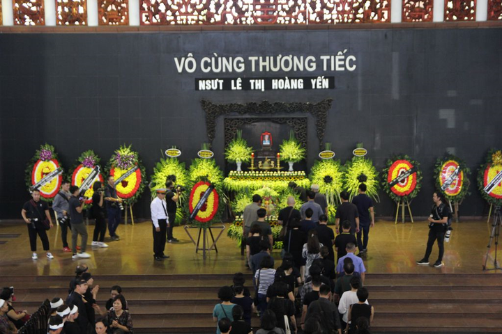 NSND Trung Anh, Xuân Bắc nghẹn ngào tiễn đưa bà Vi 'Của để dành' - 1