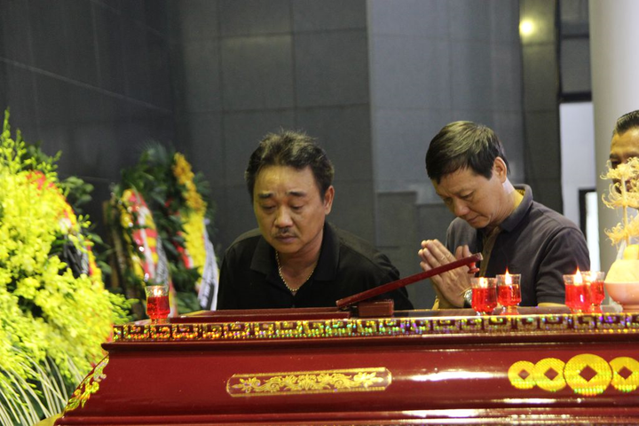 NSND Trung Anh, Xuân Bắc nghẹn ngào tiễn đưa bà Vi 'Của để dành' - 6