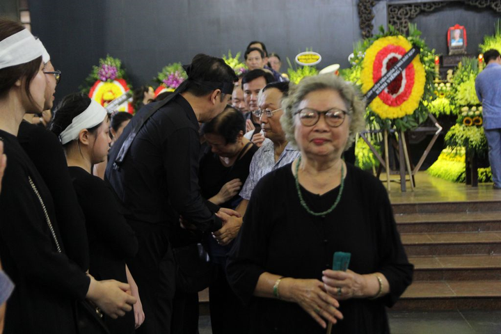 NSND Trung Anh, Xuân Bắc nghẹn ngào tiễn đưa bà Vi 'Của để dành' - 12