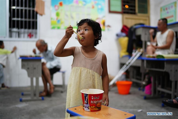 Ảnh: Cuộc sống của người dân chạy lũ ở Trung Quốc - 1