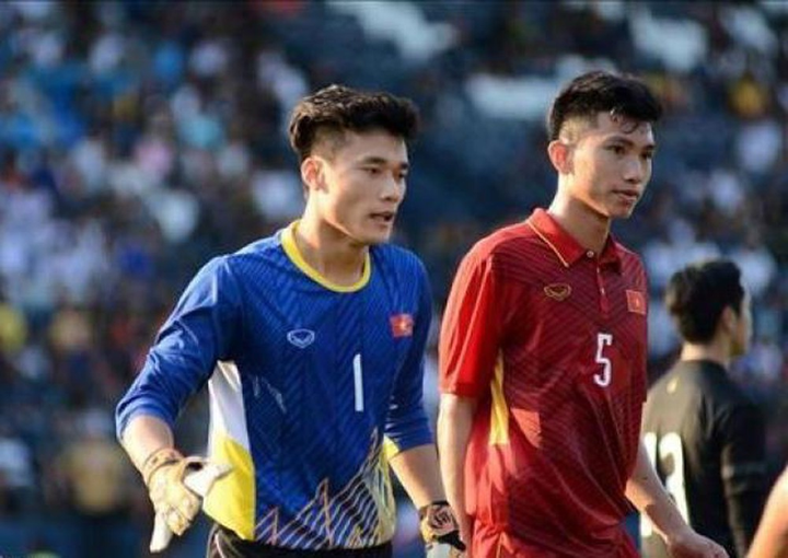 Đoàn Văn Hậu chia tay SC Heerenveen, Bùi Tiến Dũng tiếc nuối - 1