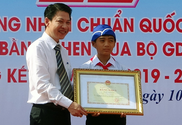 Nam sinh nhặt rác thông cống đốn tim cộng đồng mạng tiếp tục được khen thưởng - 1