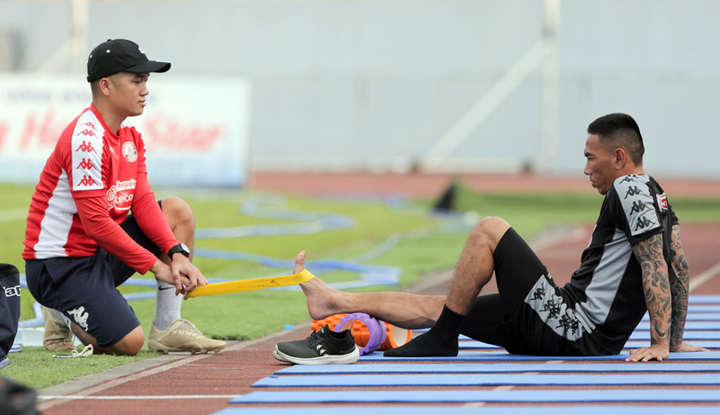 Thủ môn số 1 chấn thương, Bùi Tiến Dũng lần đầu đạp cỏ V-League 2020 - 1