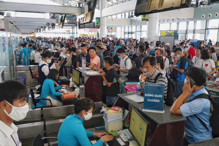 Khách mệt mỏi ngồi chờ hàng giờ trên máy bay ở 2 sân bay lớn nhất nước - 2