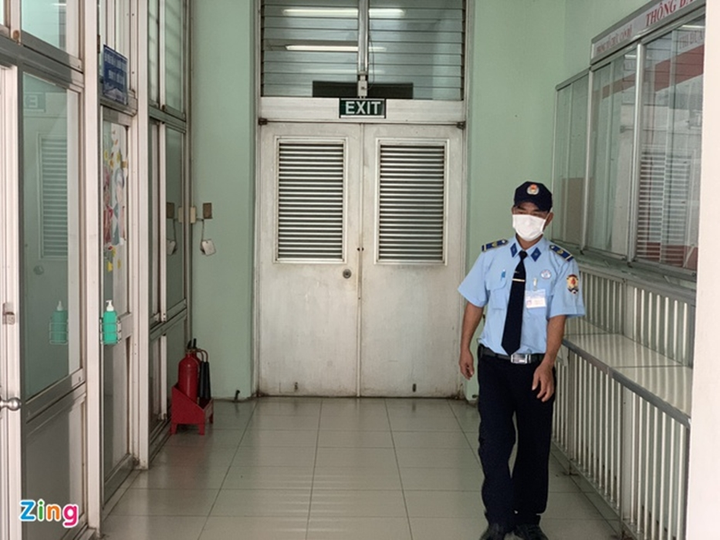 BV Chợ Rẫy kiểm soát chặt lối đi chính, chuẩn bị đưa phi công người Anh ra viện - 1